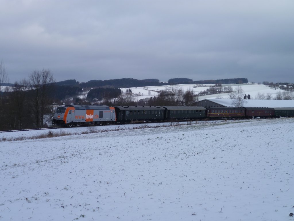 246 001-2 und 52 8079-7 machte am 18.12.11 die Sonderfahrt. Von Berlin nach Annaberg-Buchholz, hier in Schlettau der Nachschu.

