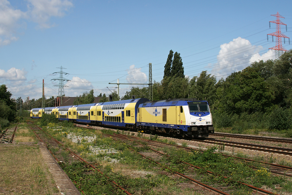 246 002 mit einem Metronom am 24.08.2010 in Hamburg-Unterelbe.