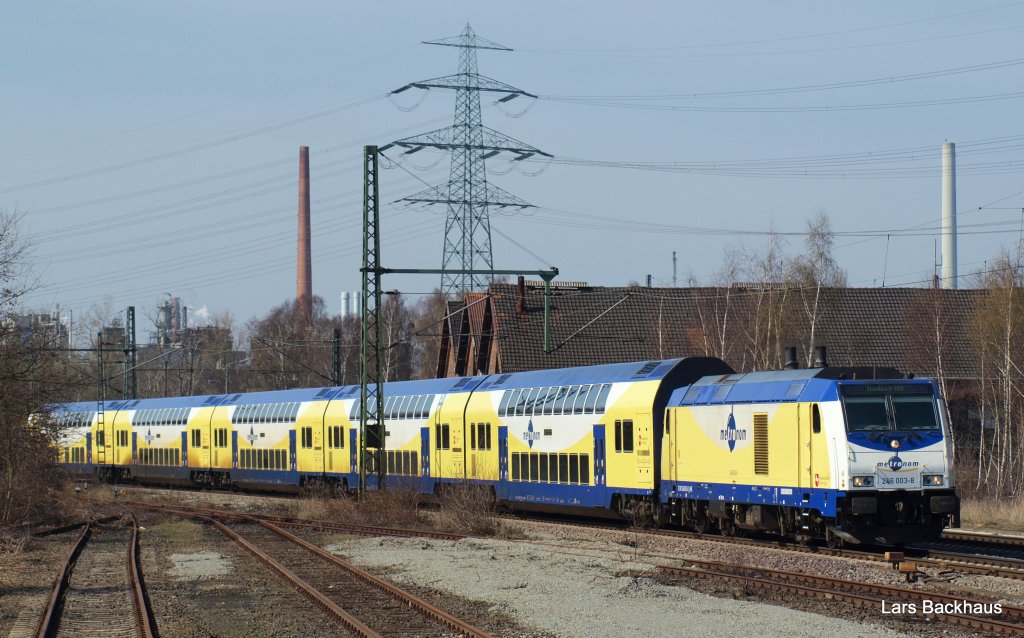 246 003-8 kommt am 07.04.10 mit ME 39420 aus Cuxhaven und wird gleich Hamburg-Harburg erreichen. Aufgenommen bei der Durchfahrt in Hamburg-Unterelbe.