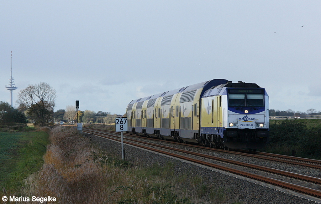 246 003 hat vor kurzem mit dem ME 81522 Cuxhaven verlassen und konnte bei Altenbruch vom Fotografen aufgenommen werden. Aufgenommen am 28.10.12 
