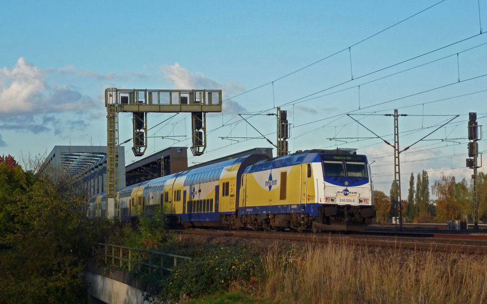 246 004-6 am 27.10.2012 mit einem ME oder MEr nach Hamburg Hbf bei den hamburger Sderelbbrcken.