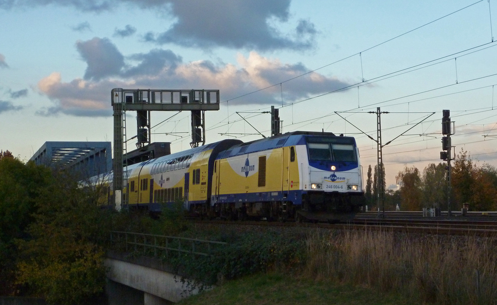 246 004-6 am 27.10.2012 mit einem ME oder MEr von Hamburg Hbf nach Cuxhaven bei den hamburger Sderelbbrcken.