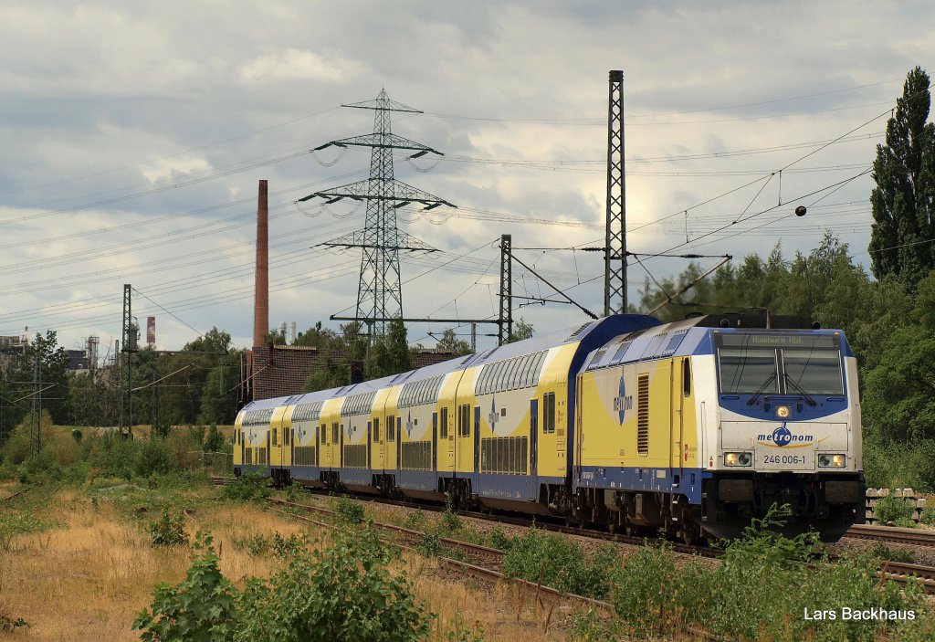 246 006-1 bringt am 24.07.10 den ME 39422 von Cuxhaven nach Hamburg Hbf. In wenigen Minuten wird er Hamburg-Harburg erreichen, wo es nach kurzem Kopfmachen weiter Richtung Hauptbahnhof geht.