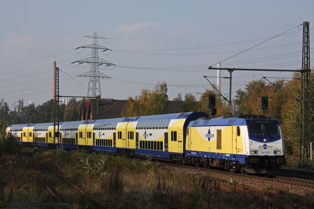246 006 am 25.10.11 mit einem Metronom nach hamburg hbf bei der Durchfahrt durch Hamburg-Unterelbe.