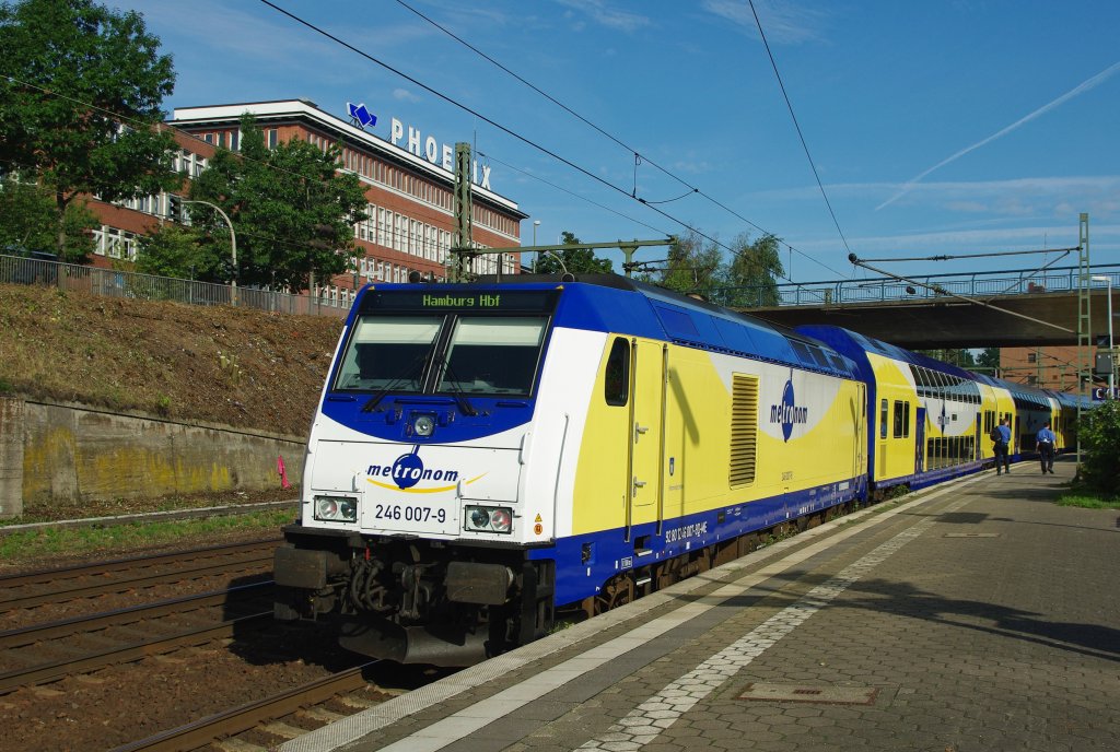 246 007-9  Himmelpforten  diente dem Modellbahnhersteller ade als Vorbild. Hier steht sie mit ihrem Zug nach Hamburg Hbf in Hamburg-Harburg. Aufgenommen am 21.08.2010.