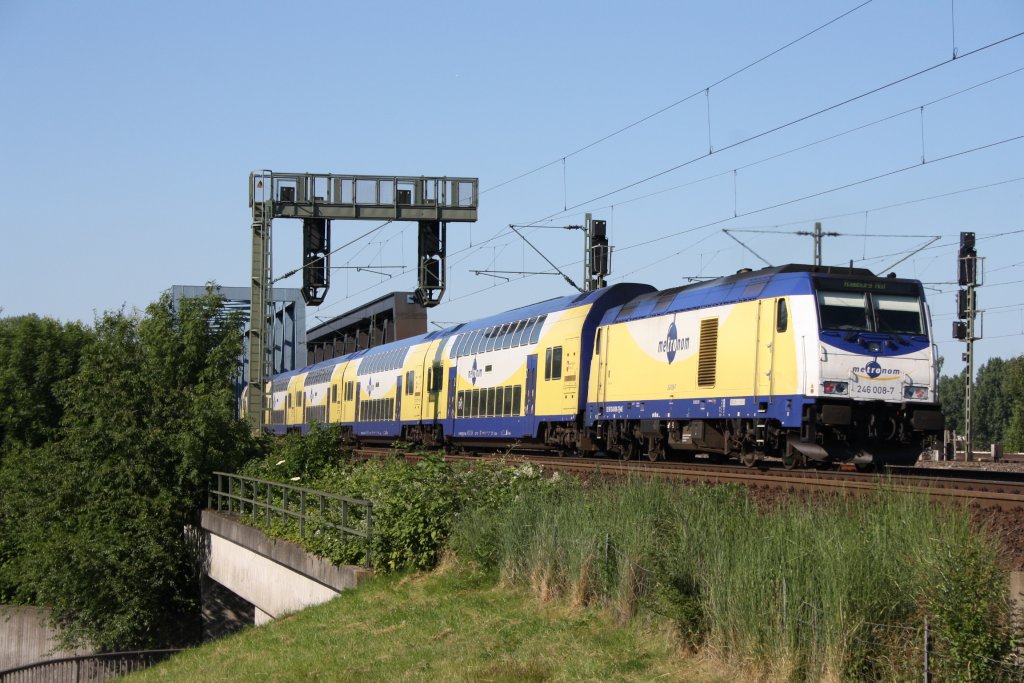 246 008 am 27.06.2010 in Hamburg Sderelbbrcken mit einem Metronom nach Hamburg HBF