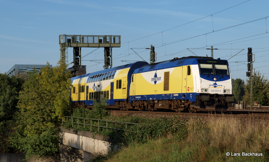 246 009-5 hat einen ME nach Cuxhaven am Haken und passiert hier gerade die S�derelbbr�cken. 30.09.12.
