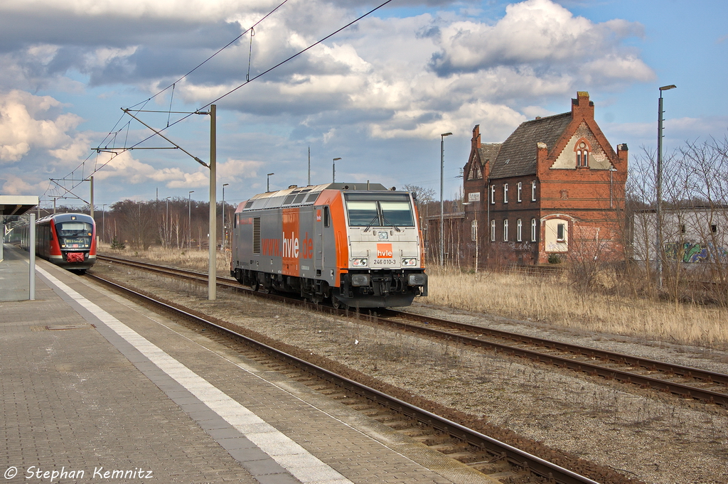 246 010-3 hvle - Havellndische Eisenbahn AG hatte einen Kesselzug nach Premnitz gebracht und kam 1h spter als Lz wieder zurck nach Rathenow. Nach einem kurzem halt fuhr sie in Richtung Wustermark weiter. Netten Gru an den Tf! 13.04.2013