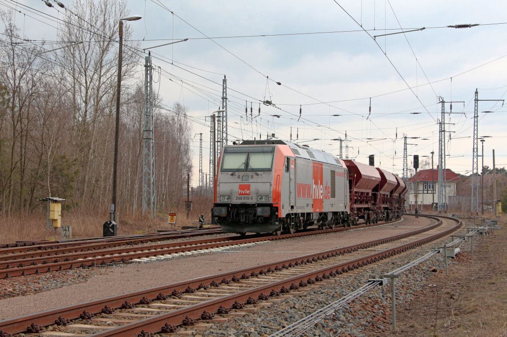 246 010-3 der hvle steht am 10.04.13 im Bahnhof Rderau abgestellt.