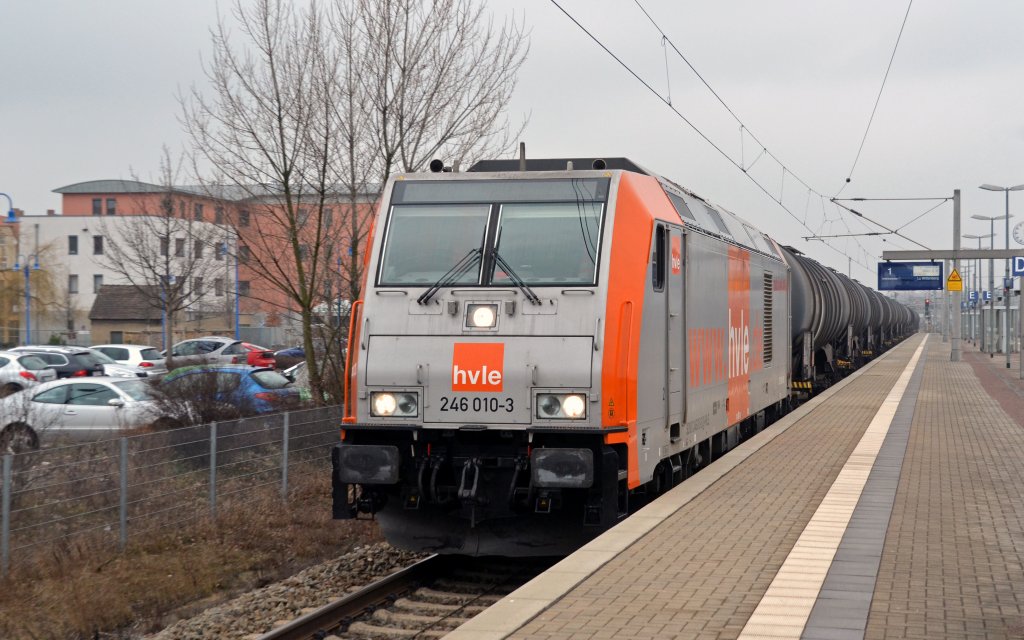 246 010 zog am 17.02.13 einen Kesselwagenzug durch Bitterfeld Richtung Wittenberg.
