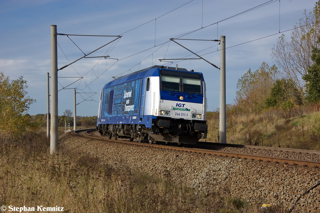 246 011-1 IGT - Inbetriebnahmegesellschaft Transporttechnik mbH hatte einen Holzzug nach Arneburg(Niederg�rne) gebracht und kam sp�ter als Lz wieder durch Stendal(Wahrburg) gefahren. Sie fuhr dann wohl weiter in Richtung Hauptbahnhof wo sie von 482 001-5 �bernommen worden ist. Ist seid dem 20.10.2012 an Raildox GmbH & Co. KG vermietet. 26.10.2012