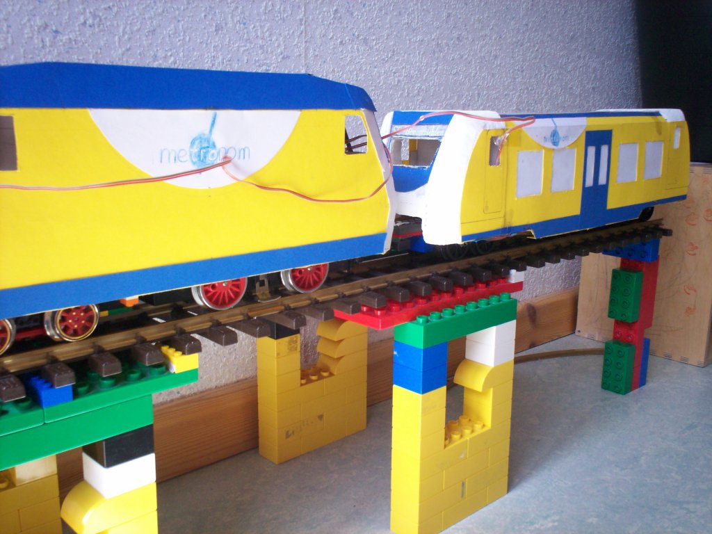 246 und Quietschi. Das Kabel fhrt zur Fernbedienung fr den 426.