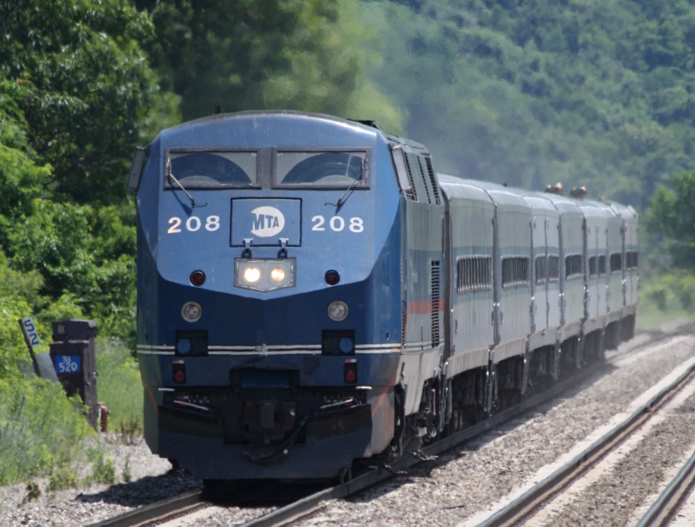 24.6.2012 Cold Spring, NY. P32AC-DM (GENESIS Series II) Dual Mode #208 mit Commuter Train (Pendler/Regionalzug) nach Poughkeepsie bei der Einfahrt.