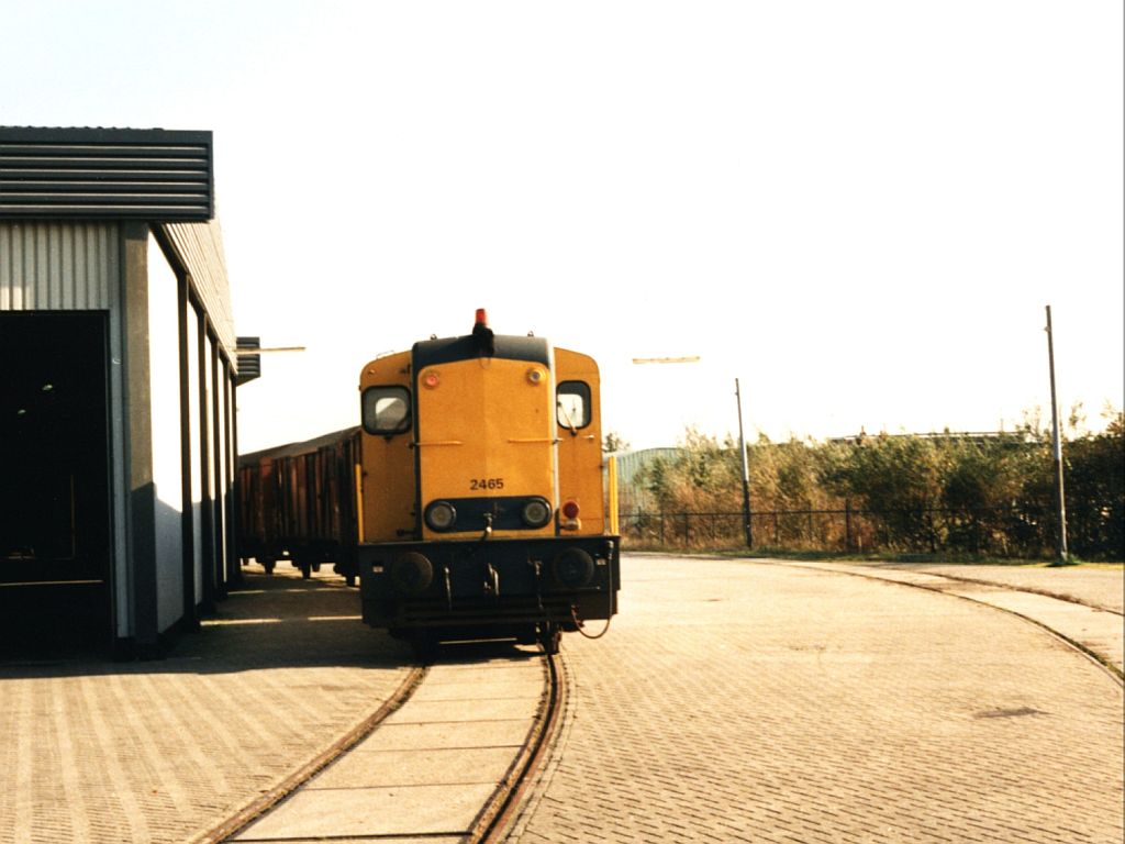 2465 mit G�terzug 55727 Leeuwarden-Stiens in Stiens am 19-10-1987. Bild und scan: Date Jan de Vries.