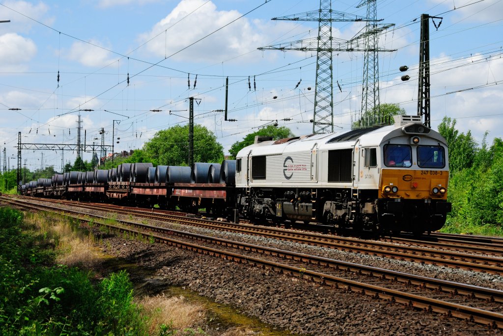 247 038 mit dem Gterzug bei Gelsenkirchen am 07.06.12.