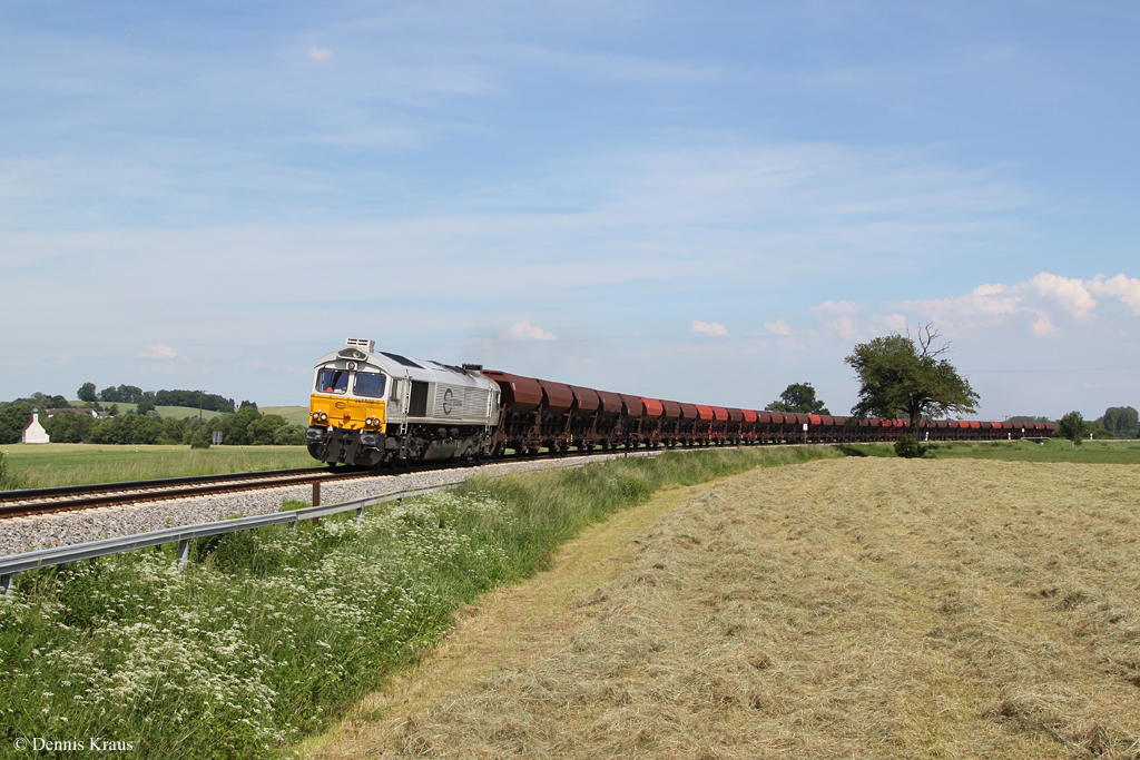 247 038 mit einem Gterzug am 15.06.2013 bei Weidenbach.