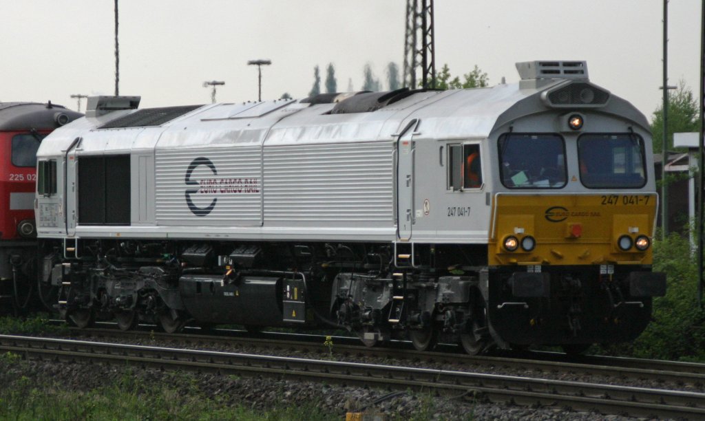 247 041 mit zwei 225er und einem Stahlzug am 21.4.11 in Duisburg-Bissingheim