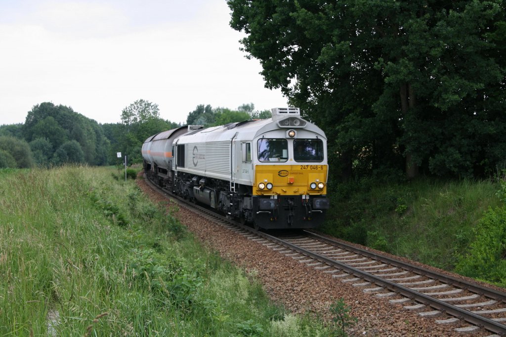 247 046-6 mhte sich am 09.06.11 mit einem Gaskesselzug den Berg aus dem Alztal zwischen Burgkirchen und Pirach hinauf.
