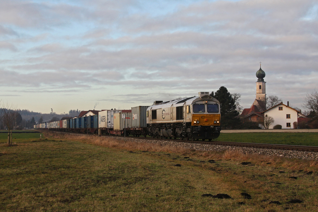 247 048 mit einem Containerzug am 27.12.2011 bei Heiligenstatt.