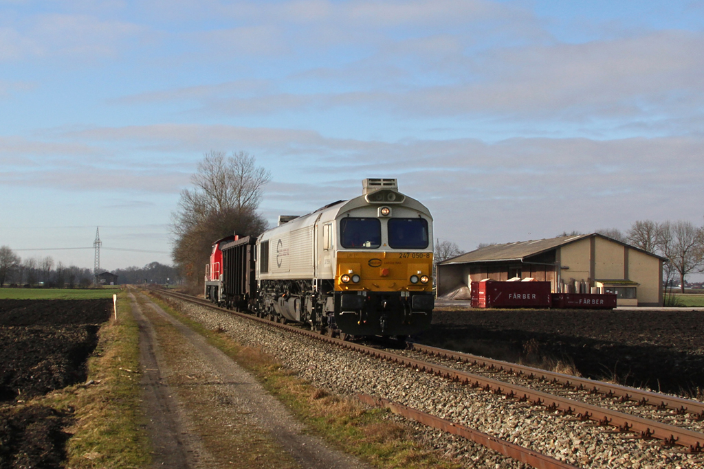 247 050 mit einem Gterwagen und 294 797 im Schlepp am 27.12.2011 bei Alttting.