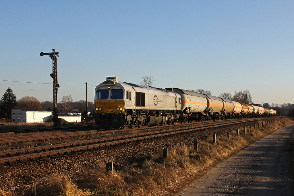 247 050 mit einem Kesselwagenzug am 27.12.2011 in Tling.