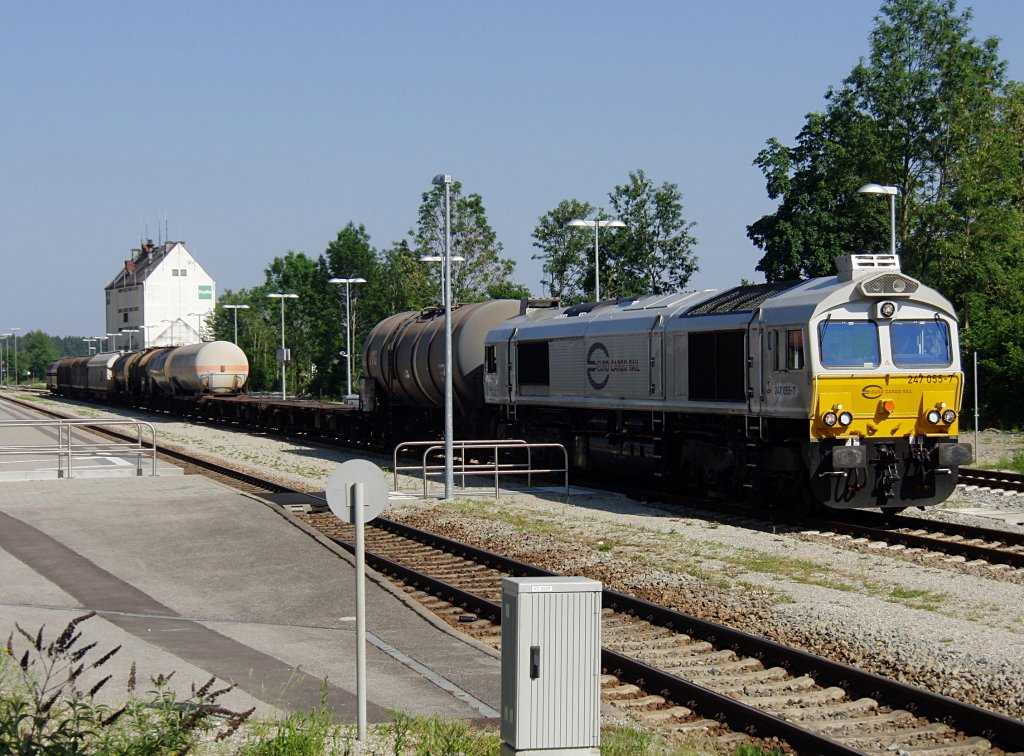 247 055-7 am 25.05.2011 im Bahnhof von Alttting.