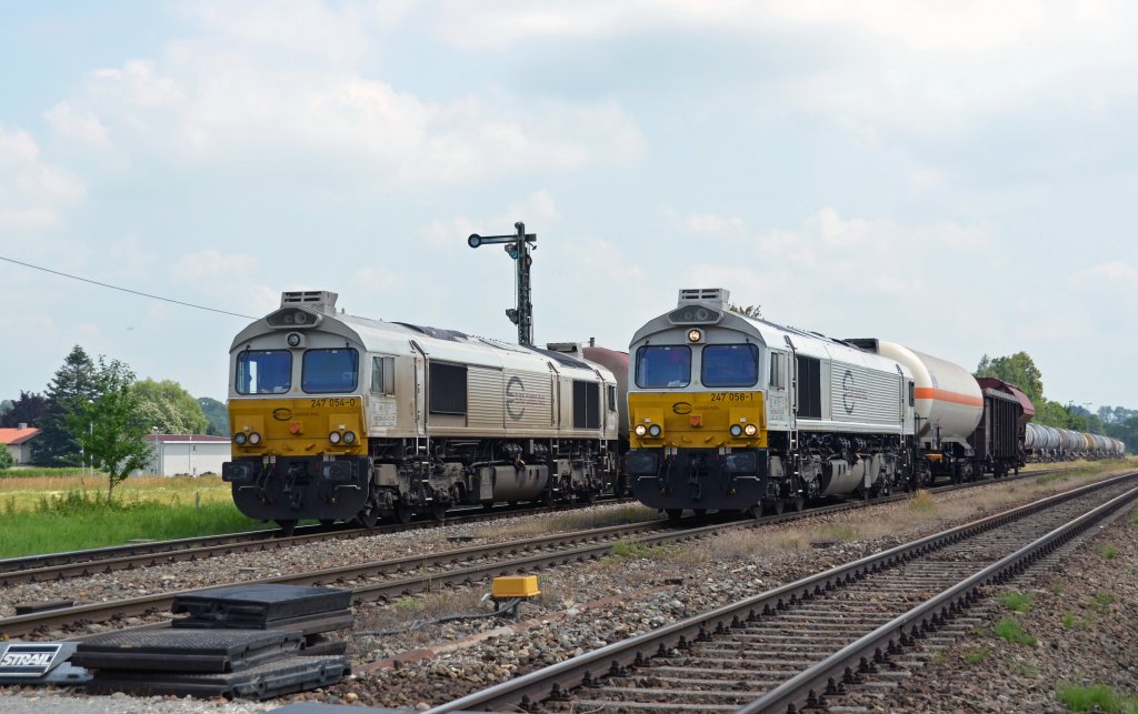 247 058 begegnet am 04.07.12 den mit 247 048 und 247 054 bespannten Kesselwagenzug zum Wackerwerk in Tling.