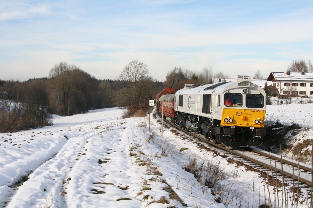 247 059-9 kmpfte sich die Steigung vom Alz-Tal nach Pirach am 07.12.10 hinauf.