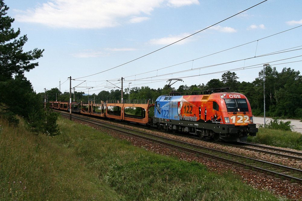 24.7.09 Und t�glich gr��t das Murmeltier. In 5 Tagen hat es die Feuerwehr Werbelok 3 mal den gleichen Autoleerzug von Tarvisio Boscoverde nach Breclav zu bespannen, hier bespannt die 1116 250 (am Vortag fuhr sie mit blauer Seite voraus) den 110min versp�teten LGAG 46742 von Tarvisio Boscoverde nach Breclav. Aufgenommen bei Deutsch Wagram.