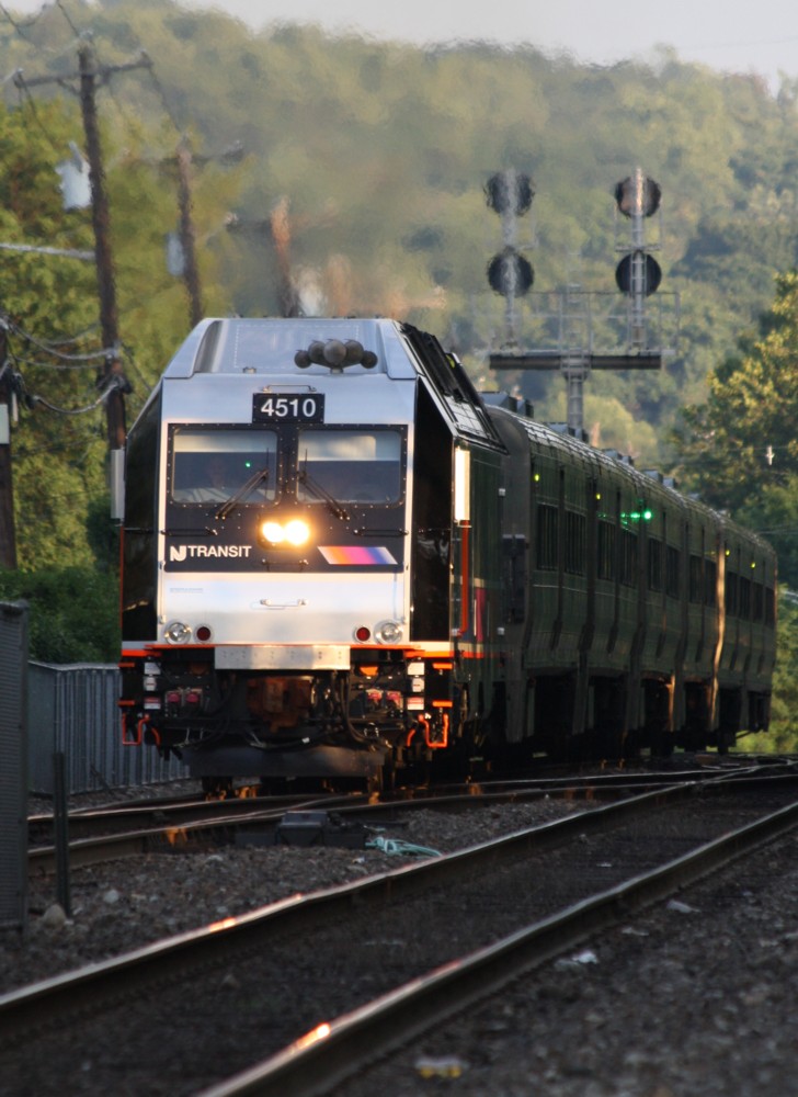 24.7.2012 Suffern, NY. NJ Transit 4510 (Bombardier ALP45-DP) bei der Einfahrt von Hoboken, NJ kommend. Hier nicht zu erkennen - die Lok kann auch elektrisch (Fahrleitung) fahren.