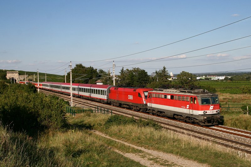24.8.09 Meist werden die S�dbahnz�ge von 44er oder 16er bespannt, doch der heutige OIC nach Graz war eine Ausnahme. Neben den vielen Schlieren war auch ein Tandem zu sehen. Wie sch�n, dass die 1142 der Master war. Kurz nach dem Busserltunnel konnte ich das Gespann, bestehend aus der_ 1142 608 und 1116 180 am OIC 659 von Wien S�dbahnhof nach Graz ablichten.