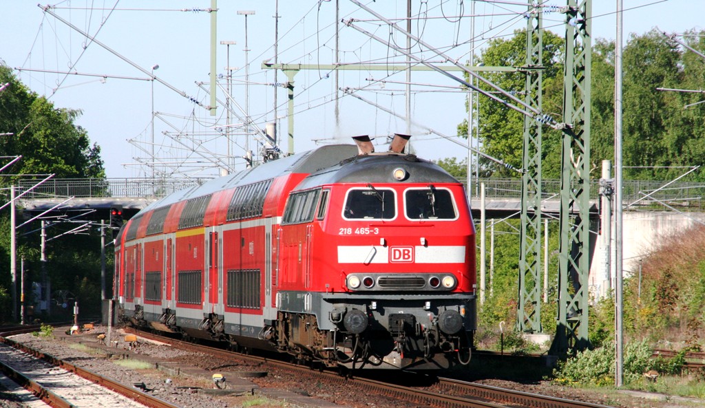 25 Juni 2011: 218 465-3 erreicht pnktlich um 8.52 Uhr mit dem RE 21548  Strandexpress  nach Puttgarden den Bahnhof Ahrensburg. Am Schluss des Zuges lief 218 330-0.