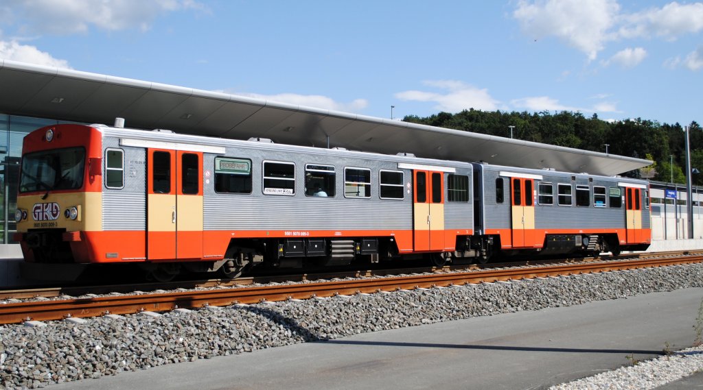25. Juni 2011: Zum ersten Mal durchfhrt ein VT 70 (5070 009-3)im Rahmen einer Sonderfahrt den Hengsbertunnel und wartet hier im Bahnhof Hengsberg die Kreuzung mit einem regulren Personenzug ab.