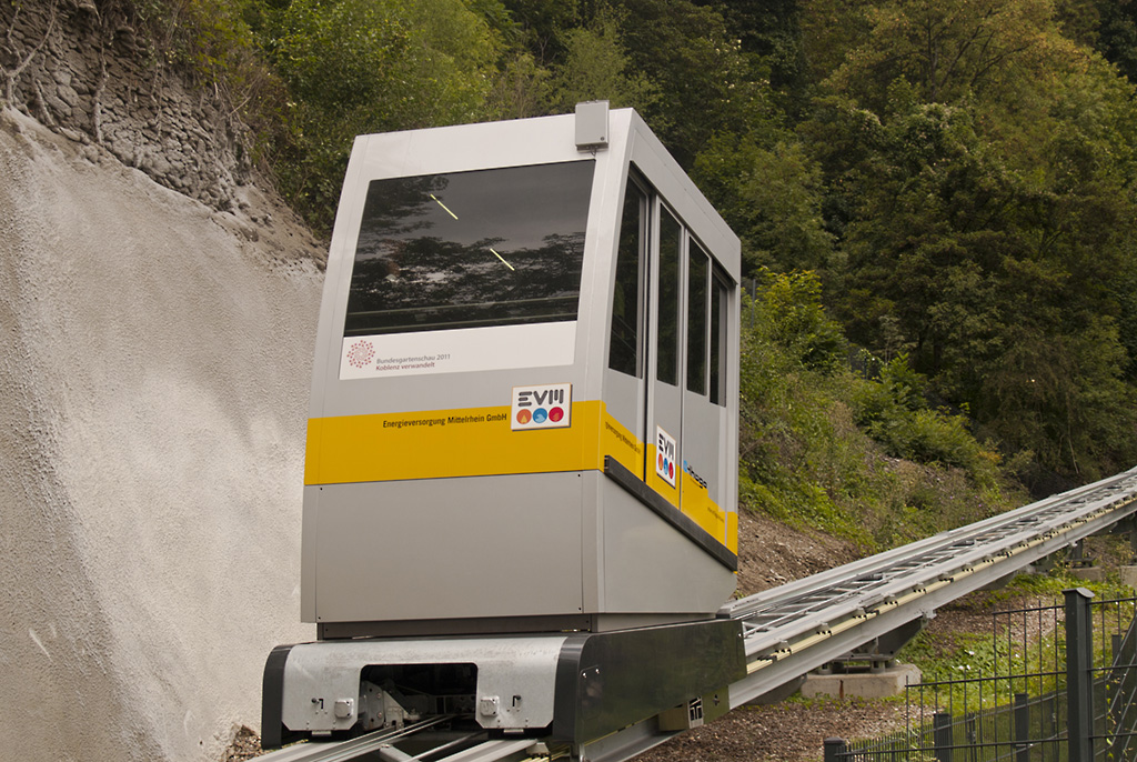 25 Personen fasst die Kabine des Koblenzer Schrgaufzugs, es gibt auch nur einen einzigen Wagen, somit auch keine Begegnungen wie bei anderen Schrgseilbahnen. Und ber die Form muss man nicht streiten.....
Koblenz, 13.08.2011