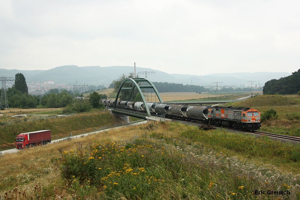 250 002 mit einem Gterzug am 3.8.2010 bei der Ausfahrt von Blankenburg ber die B6.