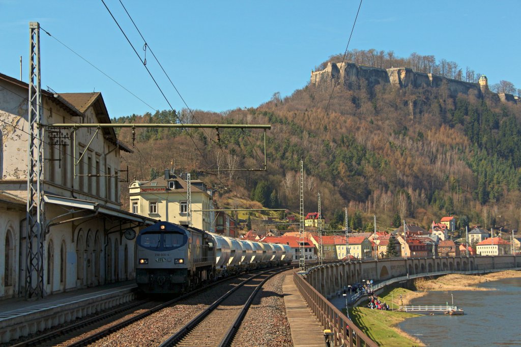 250 006-4 der ITL ist am 15.04.13 mit einem  kurzen Staubgutzug in Richtung Bad Schandau unterwegs. Aufgenommen in Knigstein.