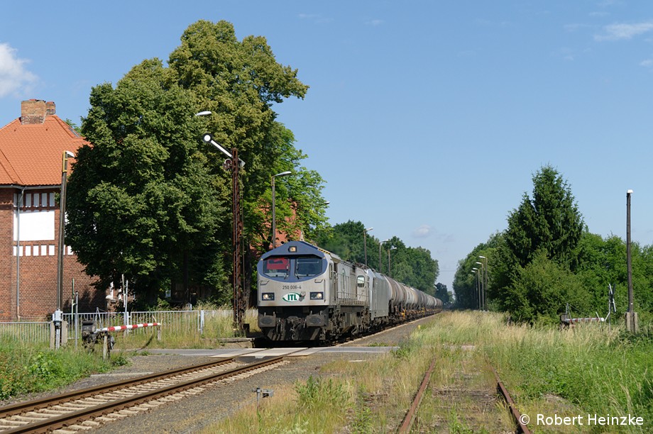 250 006-4 mit einem Kesselzug nach Cunnersdorf in Wiednitz am 17.06.2011