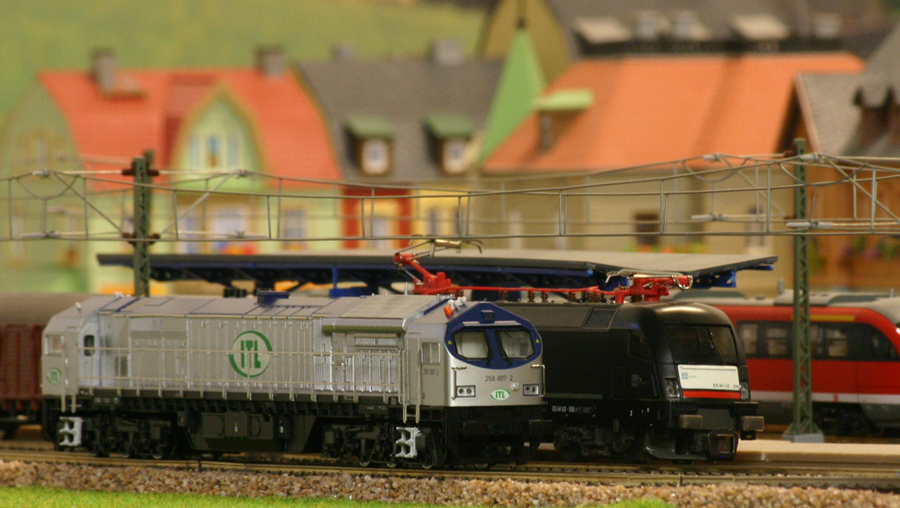 250 007-2 der ITL wartet im Bahnhof Heidenau auf den nchsten Einsatz, whrend ES64U2-026 mit einem gemischten Gterzug daran vorbeifhrt. Im Hintergrund steht 642 133/633 zur Abfahrt nach Altenberg bereit. 11.04.2010