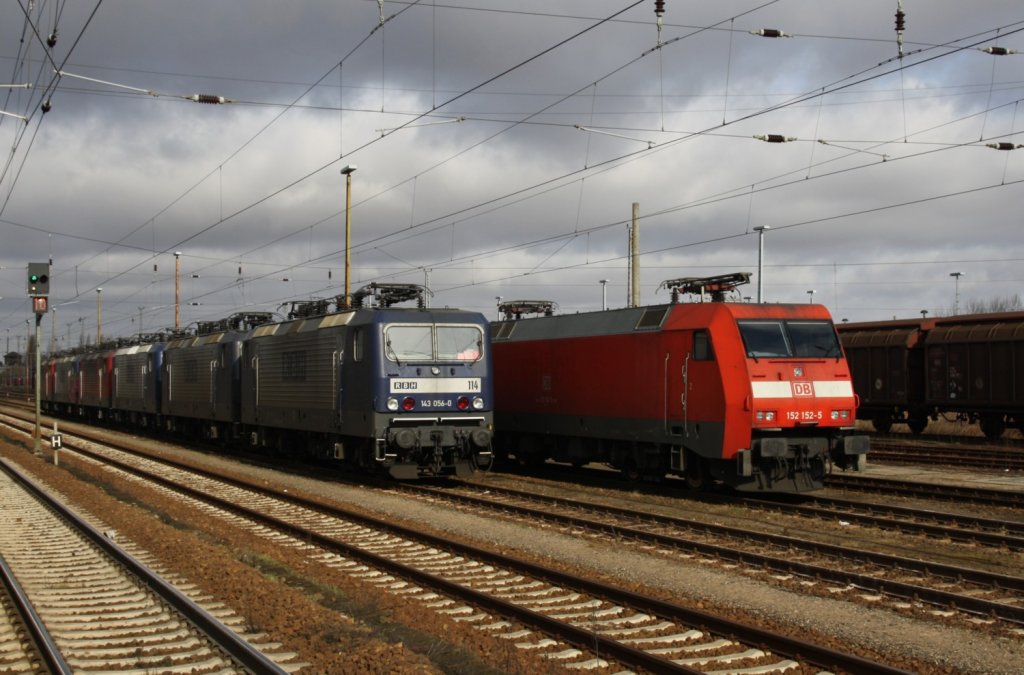 25.02.2012 Angermnde. RBH 143-056 (114) vor 5 weiteren 143ern, daneben 152-152. Links kndigt ein Ks-Vorsignal einen Fahrtbegriff fr IC 2353 an. 