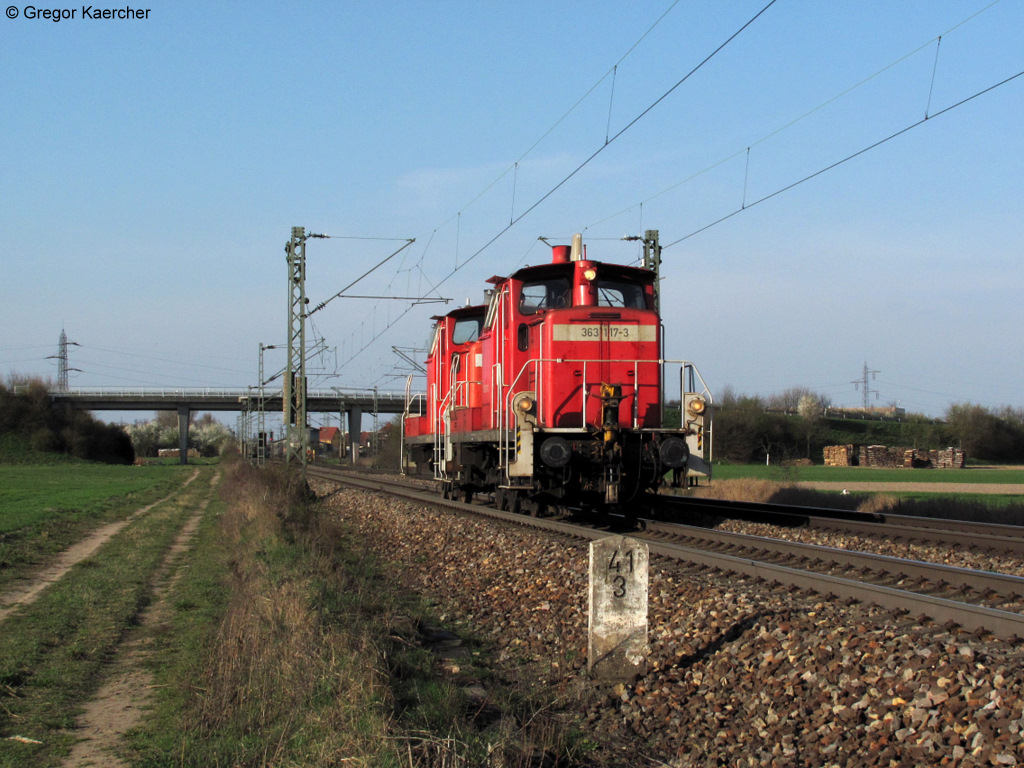 25.03.2011: 363 117-3 zusammen mit 362 878-1 auf dem Weg Richtung Karlsruhe. Aufgenommen bei Graben-Neudorf.