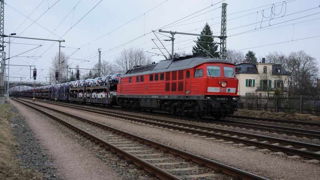25.03.2011, BR 233 fhrt in den Bf Neumark/Sachs ein.