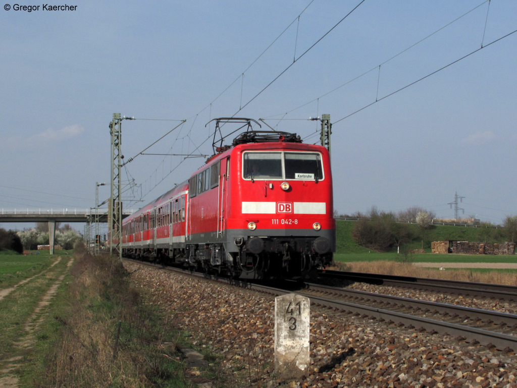 25.03.2011: Die 111 042-8 zieht die RB 38851 (Mannheim-Karlsruhe). Aufgenommen bei Graben-Neudorf.