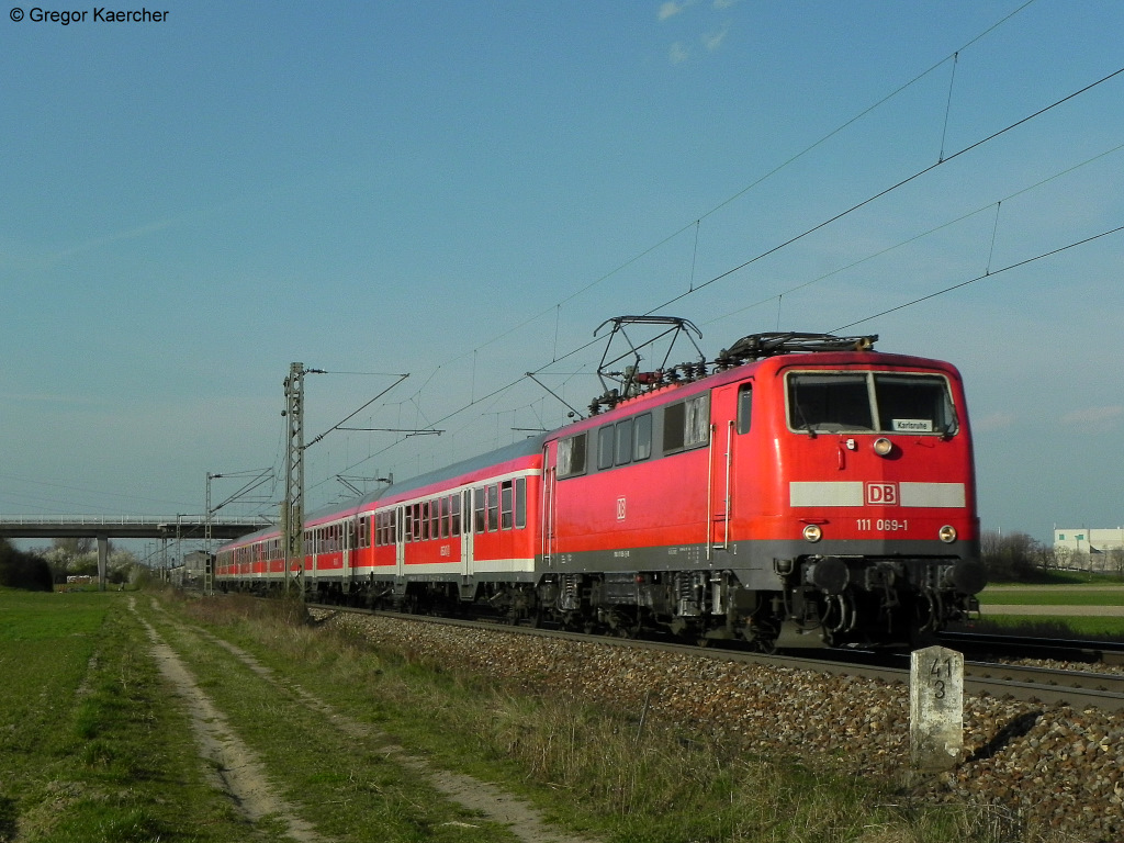 25.03.2011: Die 111 069-1 befrdert die RB 38855 von Mannheim nach Karlsruhe. Aufgenommen bei Graben-Neudorf.
