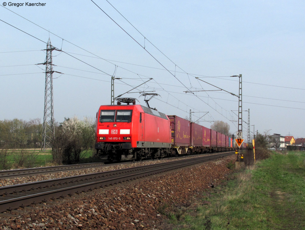25.03.2011: Die 145 072-5 mit einem Containerzug Richtung Sden. Aufgenommen bei Graben-Neudorf.