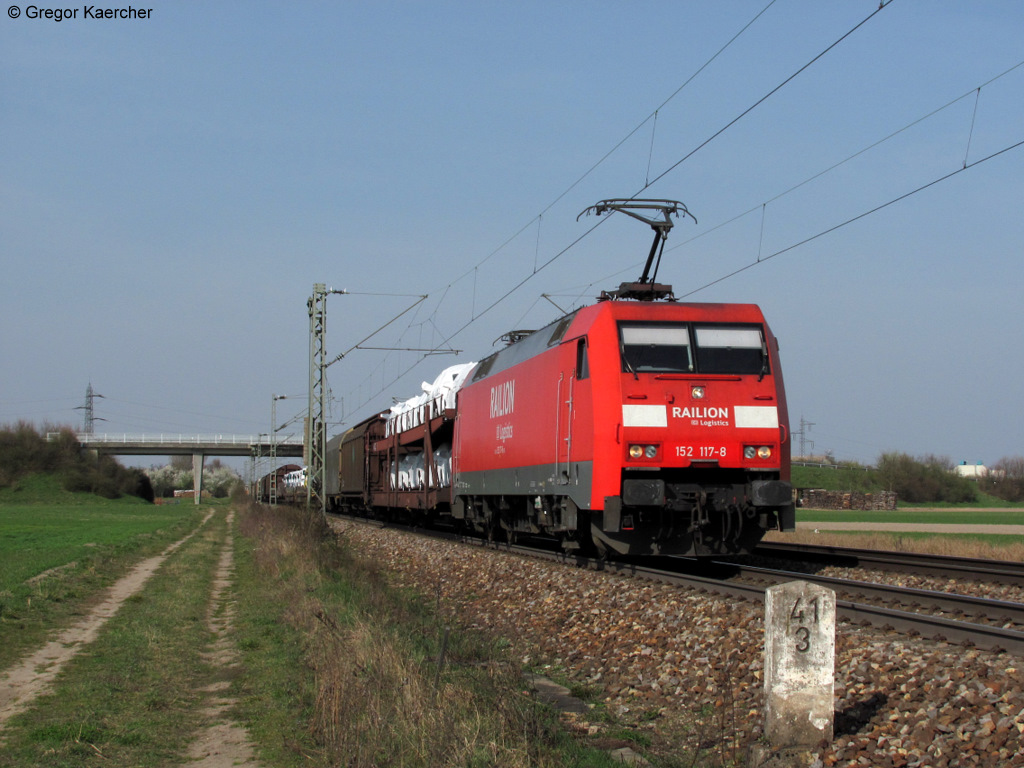 25.03.2011: Die 152 117-8 mit einem gemischten Gterzug Richtung Sden. Aufgenommen bei Graben-Neudorf.