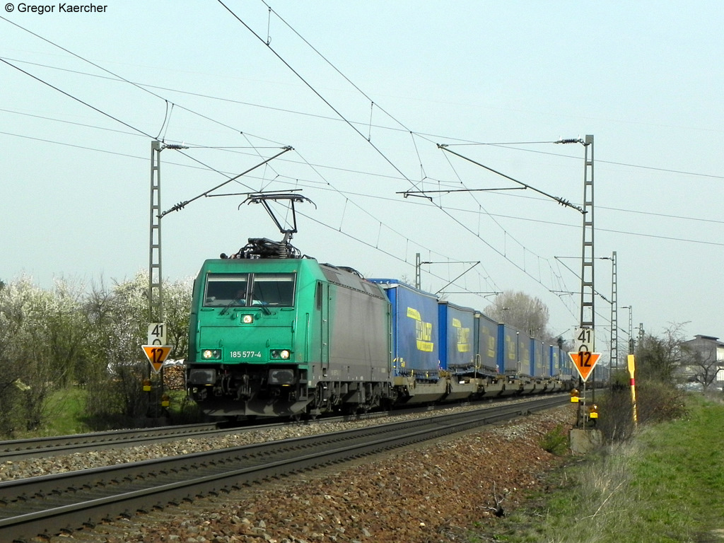 25.03.2011: Die 185 577-4 mit einem KLV von LKW-Walter Richtung Sden. Aufgenommen bei Graben-Neudorf.