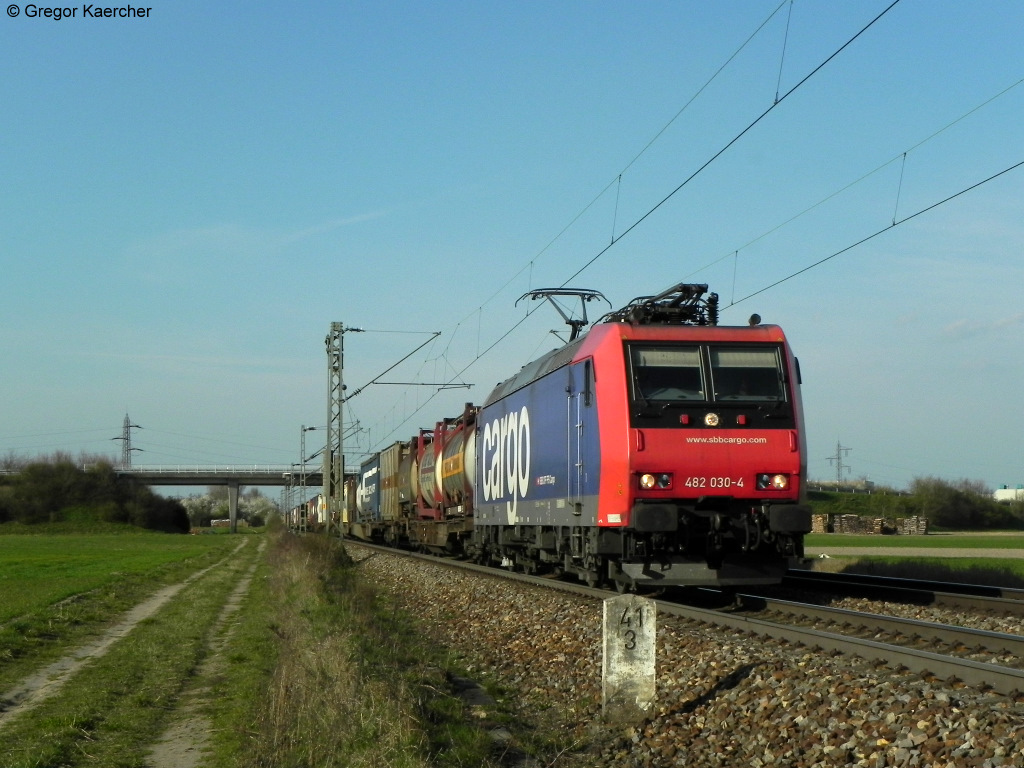 25.03.2011: Die 482 030-4 mit einem Containerzug Richtung Sden. Aufgenommen bei Graben-Neudorf.