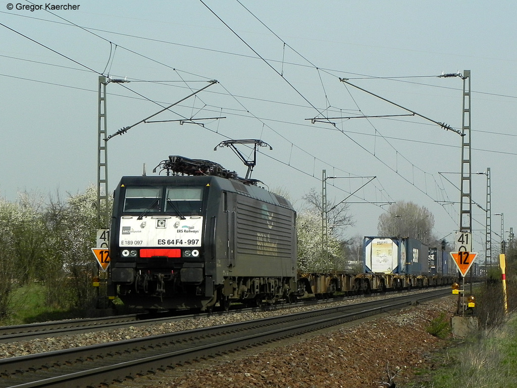 25.03.2011: Die ES 64 F4 - 997 (189 097) mit einem Containerzug Richtung Sden. Aufgenommen bei Graben-Neudorf.