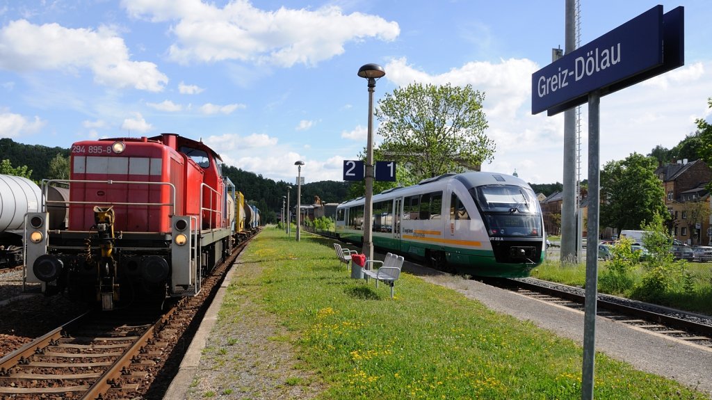 25.05.2011, BR 294 mit Kesselwagen fr das Chemiewerk Dlau und Vogtlandbahn kreuzen im Bf Dlau.