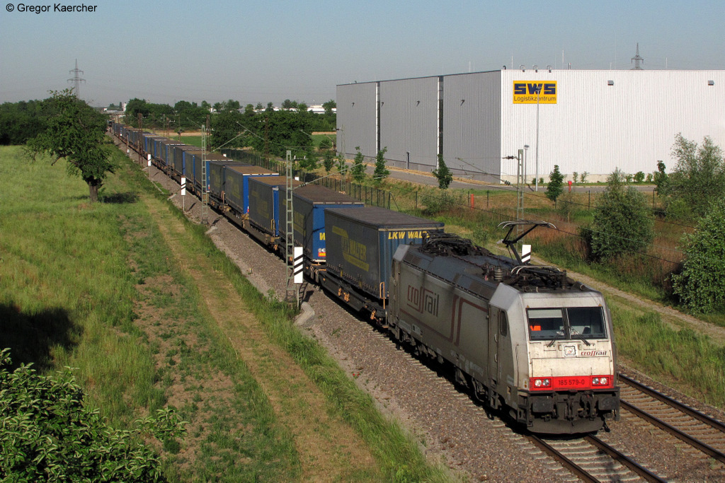 25.05.2011: Die 185 579-0 mit einem LKW-Walter Richtung Norden bei Malsch.